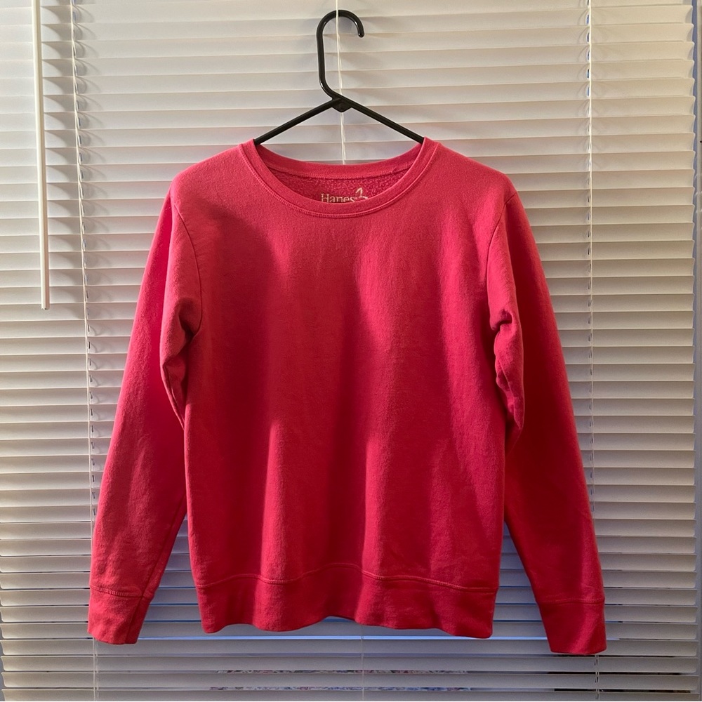 Hanes bright pink sweatshirt
Very loved I just grew out of it :) Size: Small